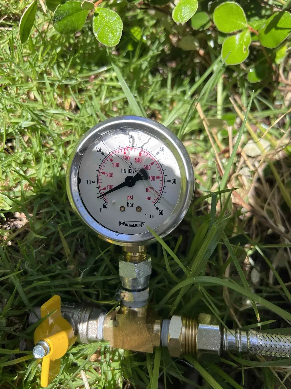 Pressure gauge connected for a static pressure test