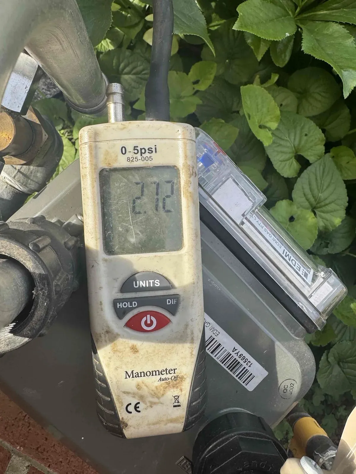 Manometer on the gas line during the pressure test