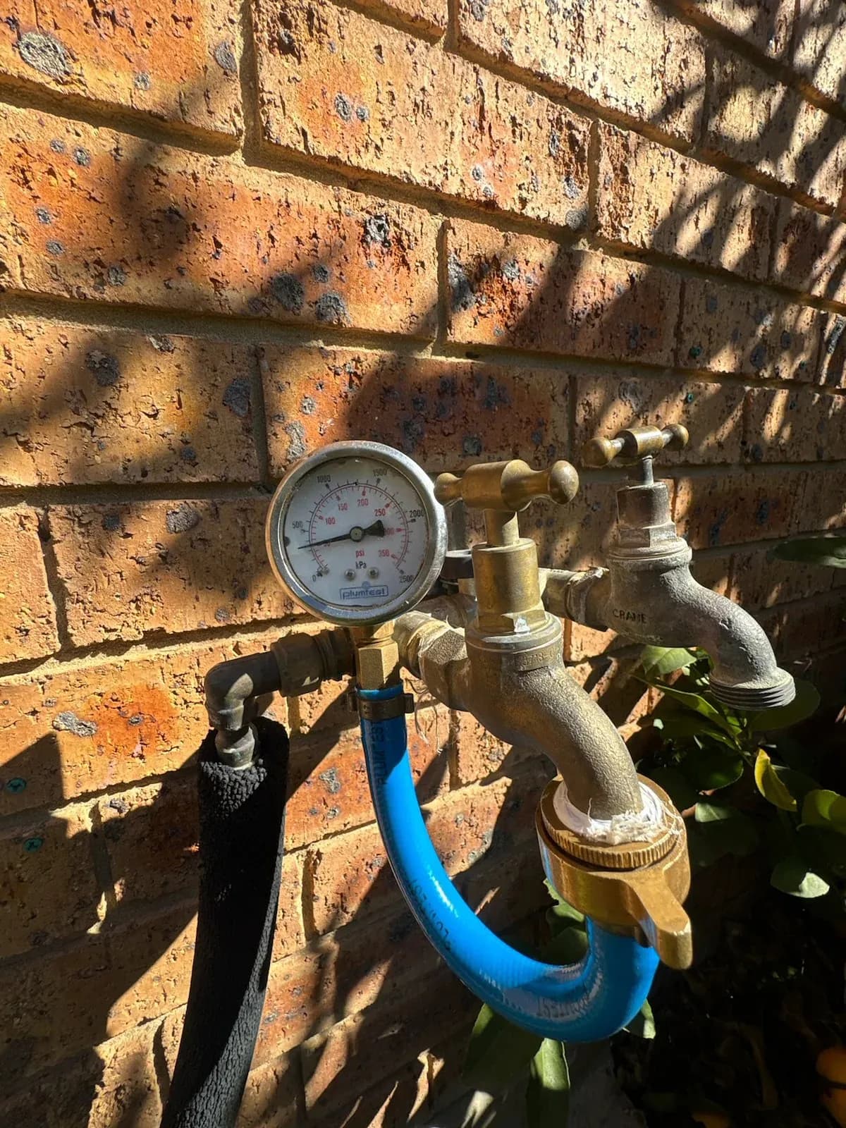 Pressure gauge on the outside tap during the drop test