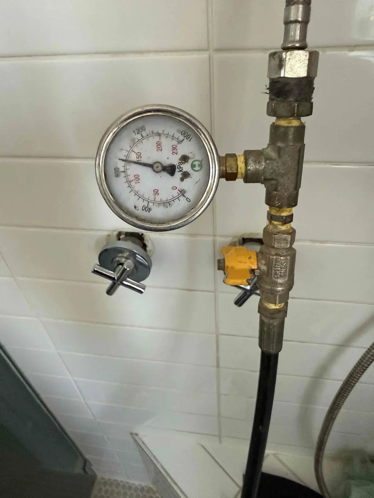 Pressure gauge on the shower pipework during testing