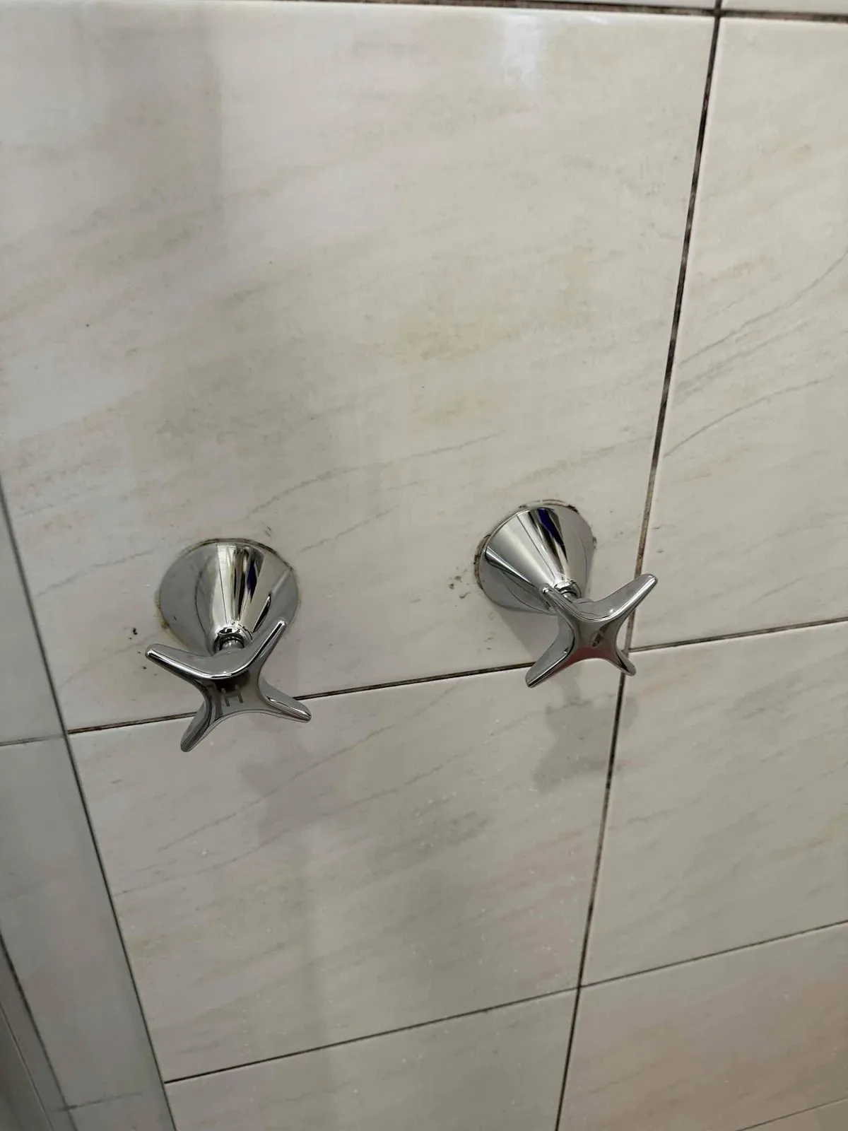Old shower taps before the repair