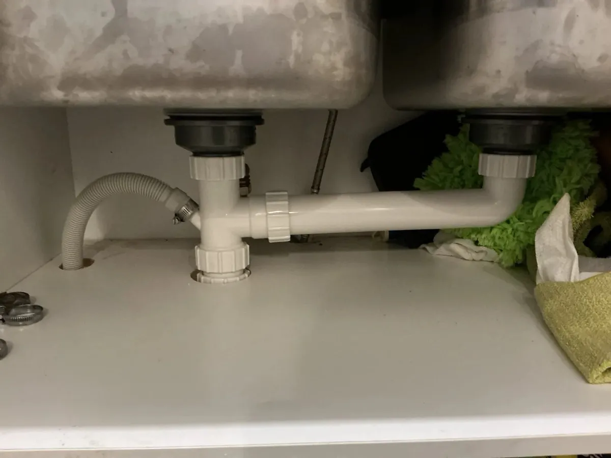 New double bowl connector under the kitchen sink