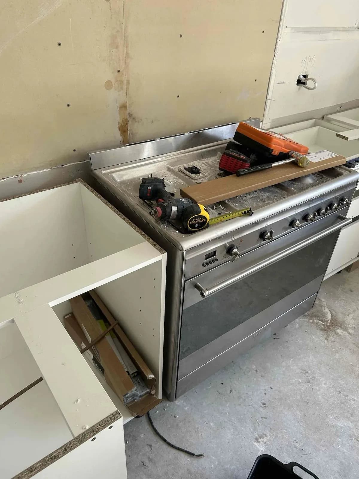 Freestanding gas oven connected