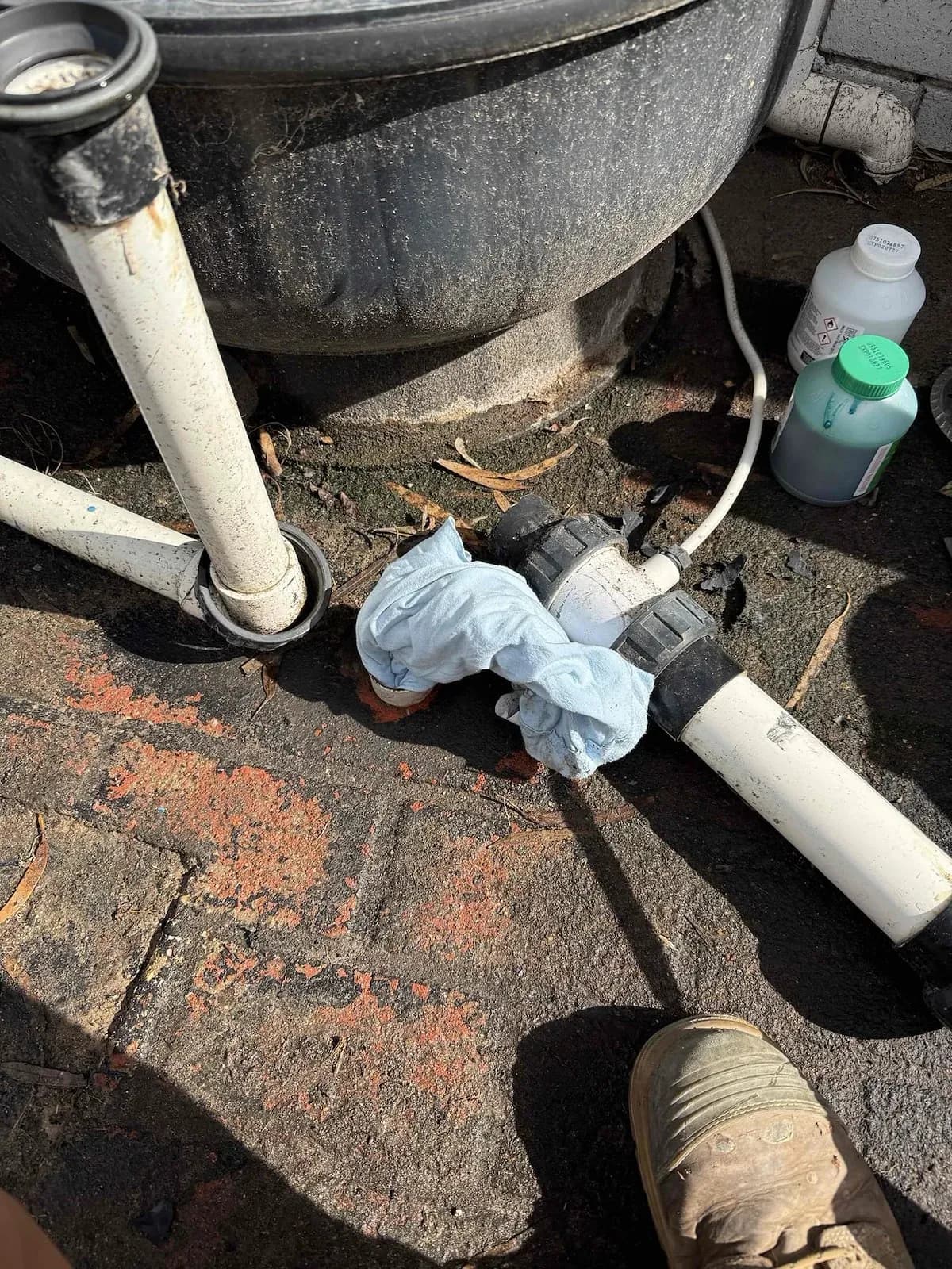 Leaking pool filter outlet wrapped in a rag