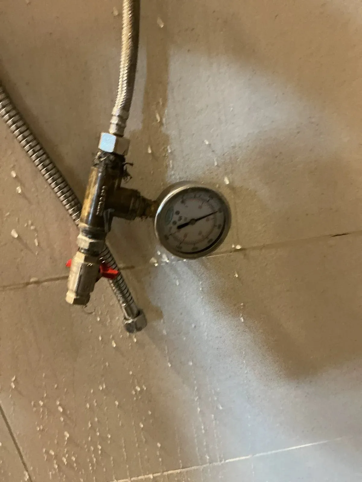 Pressure test on the apartment shower pipework