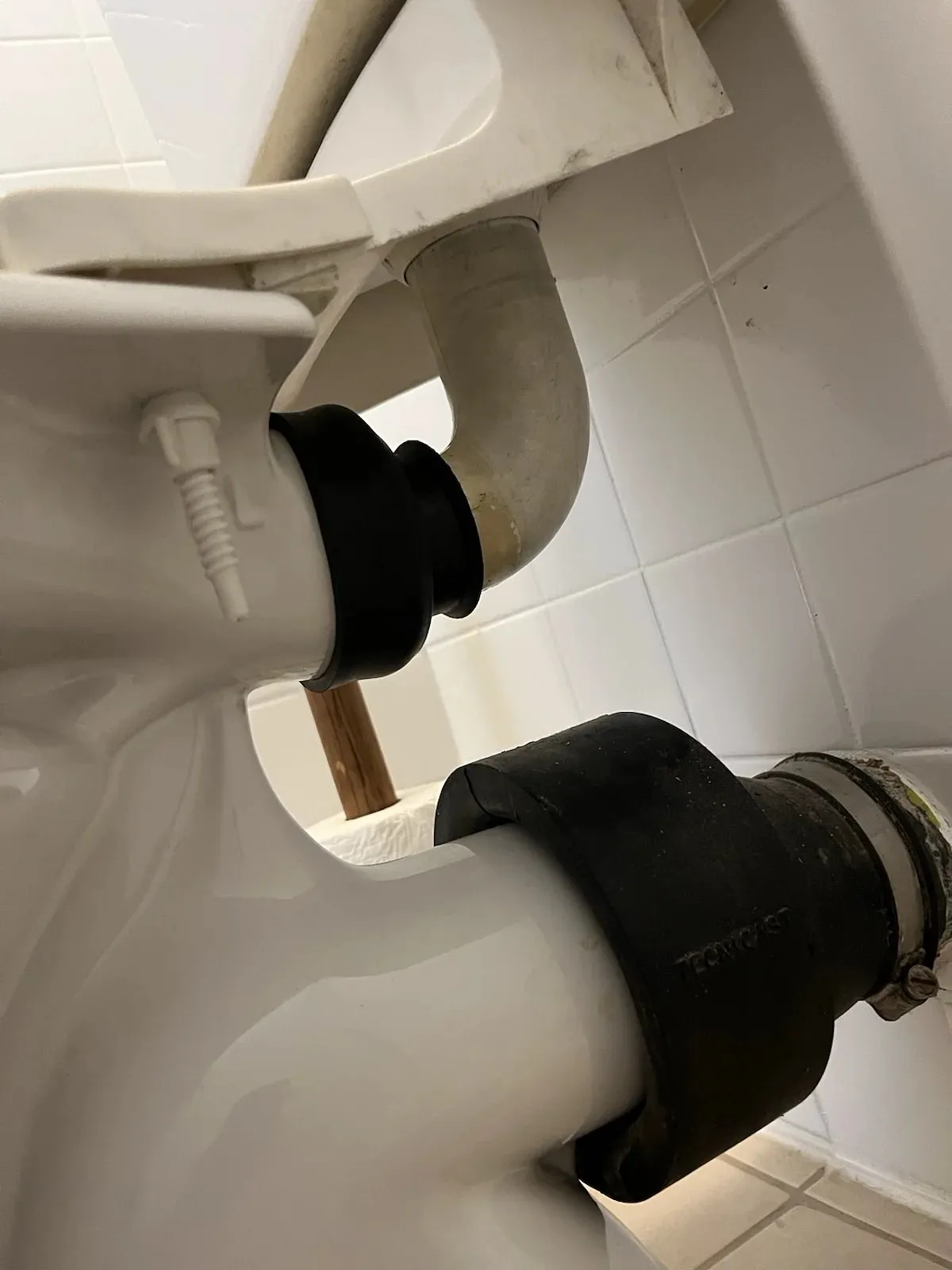 New flush rubber fitted between the cistern and pan
