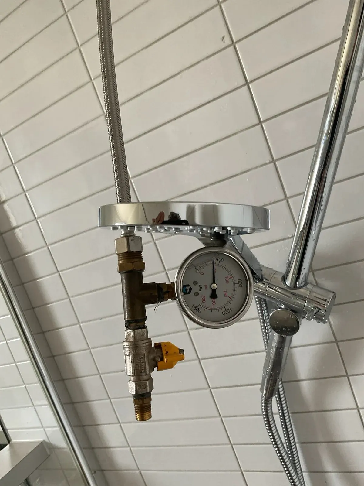 Pressure test gauge fitted to the shower outlet