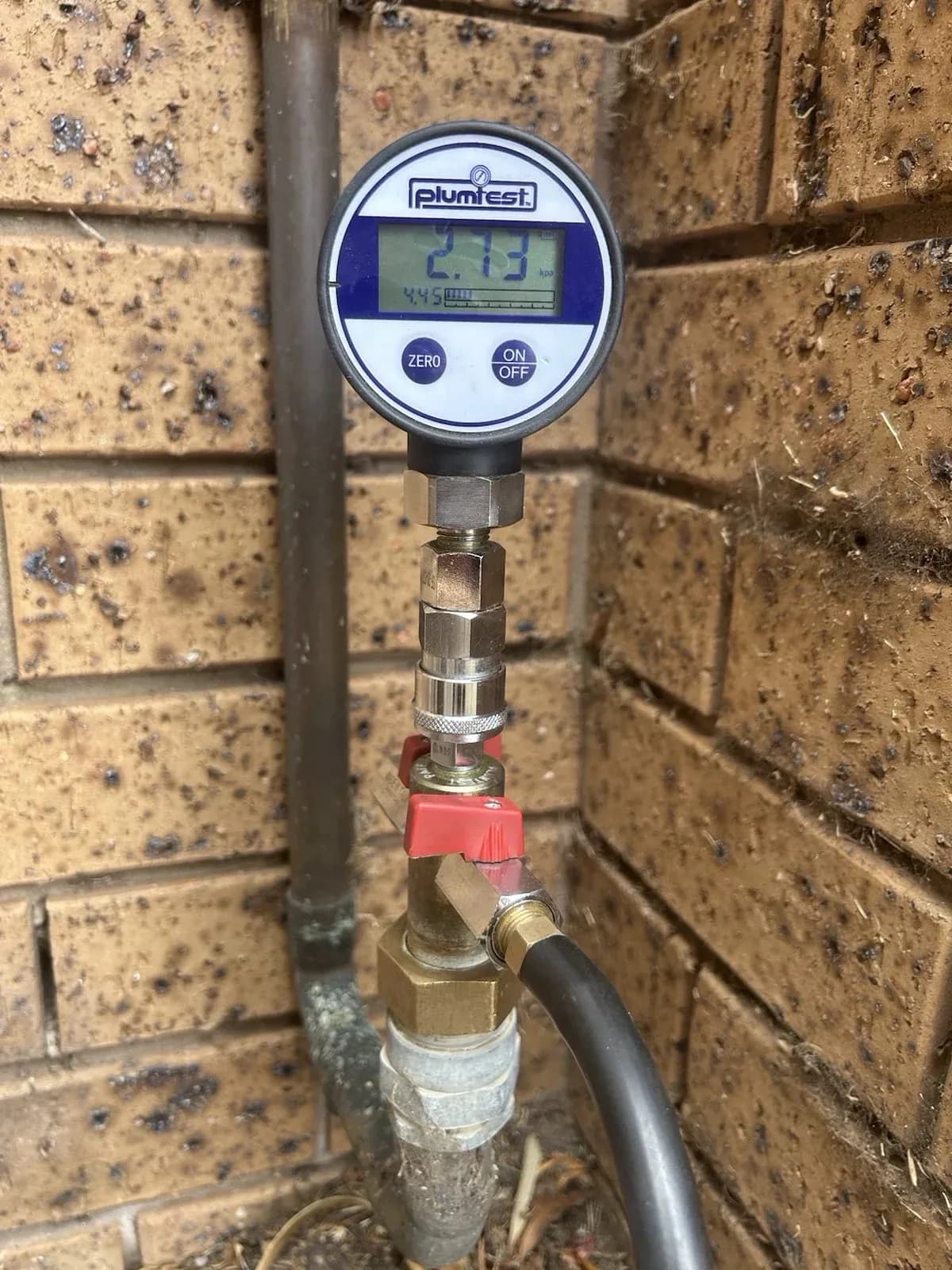 Gas pressure gauge on the meter line