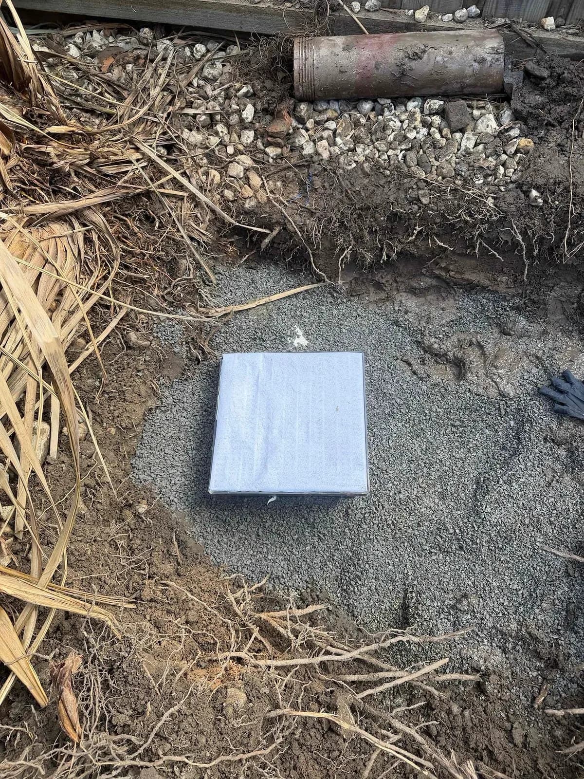 Drainage pit with its grate fitted