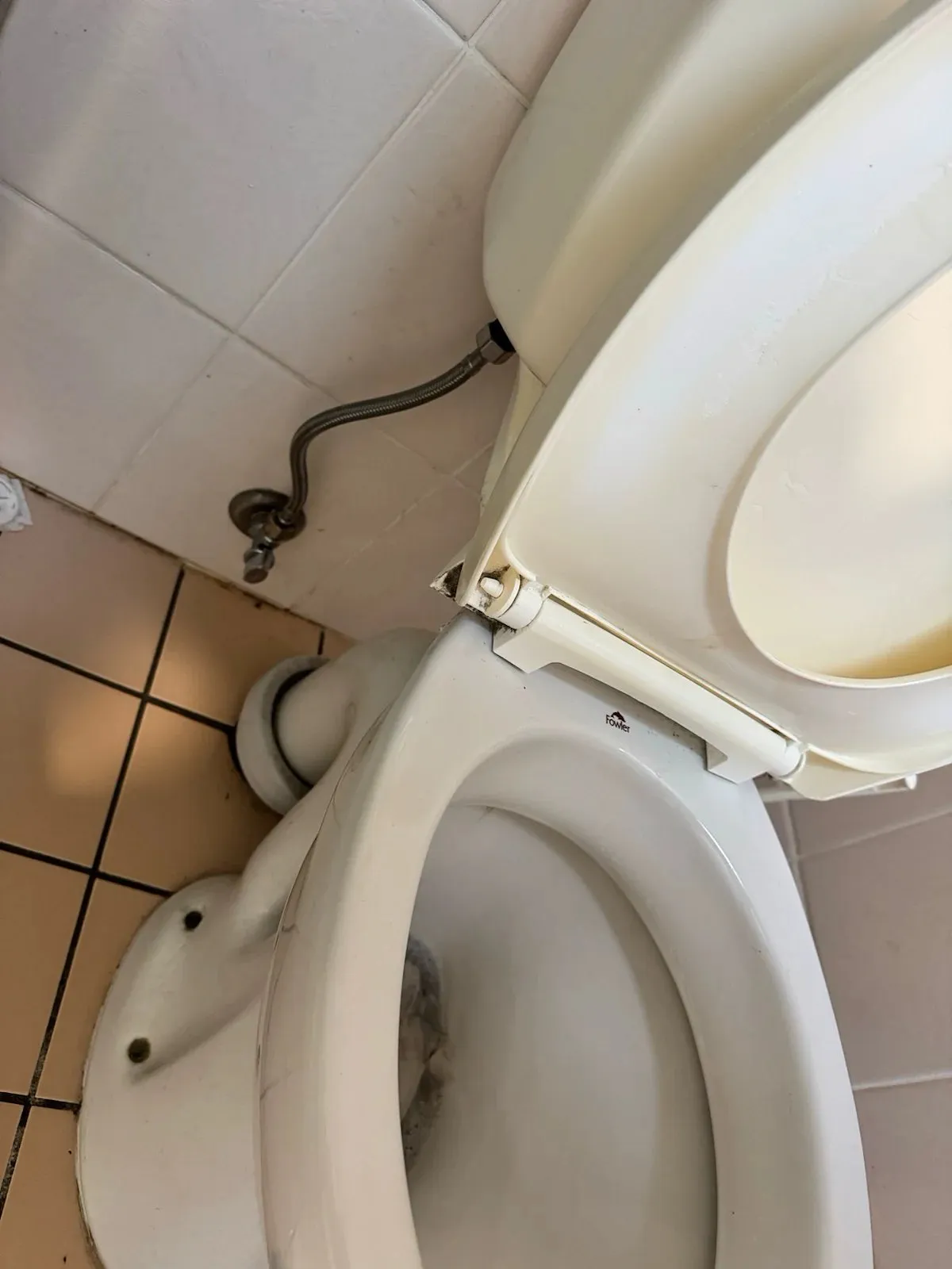 Toilet pan and water connection after the repair
