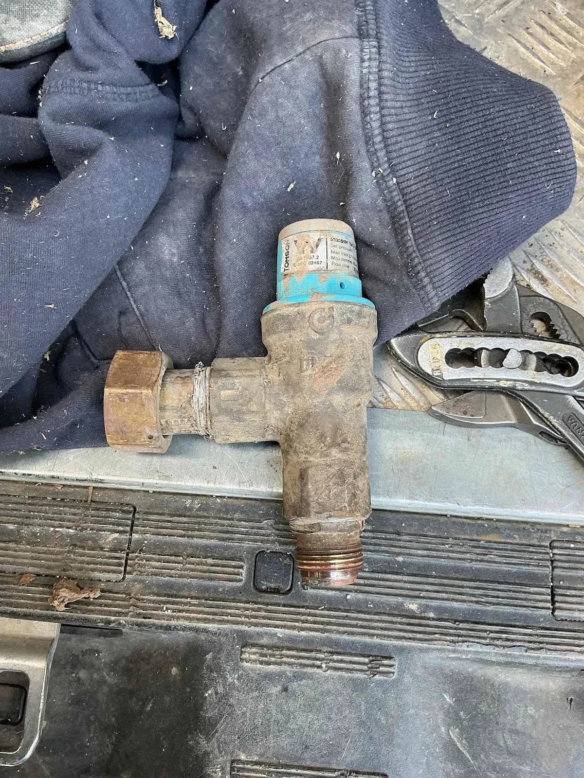 Old pressure regulator removed from the meter