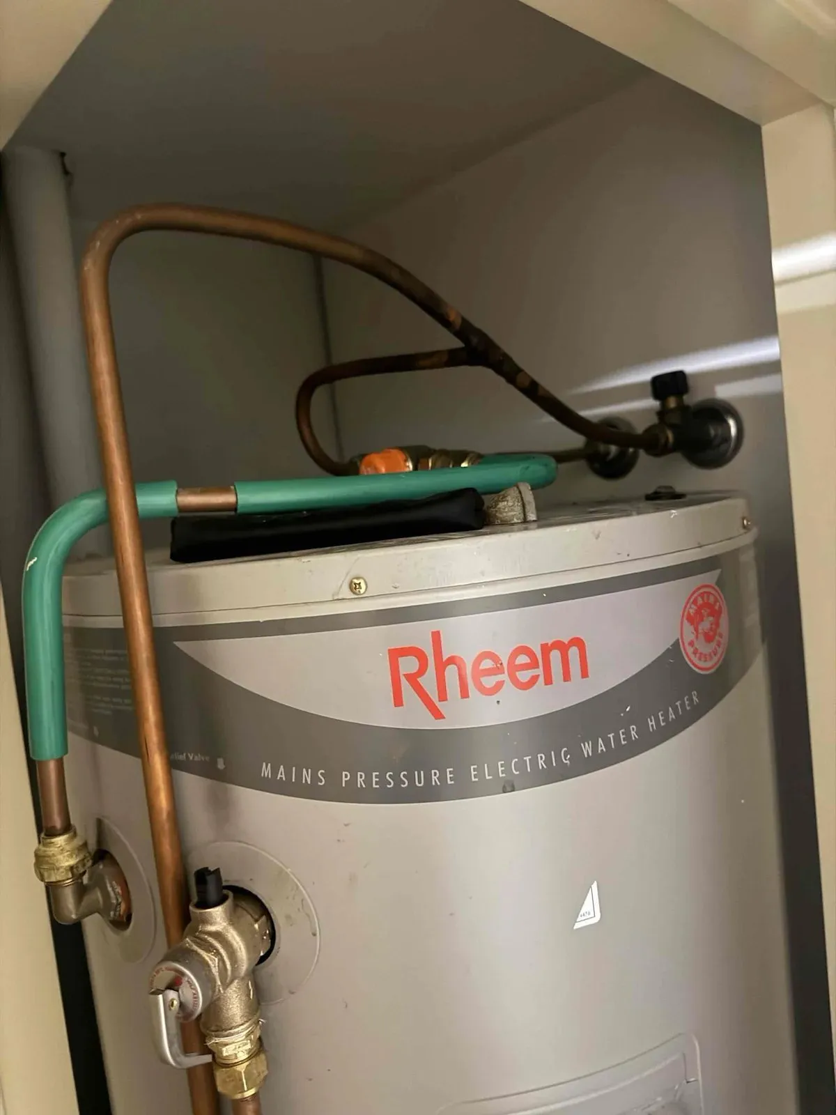 Hot water unit with new safety valves