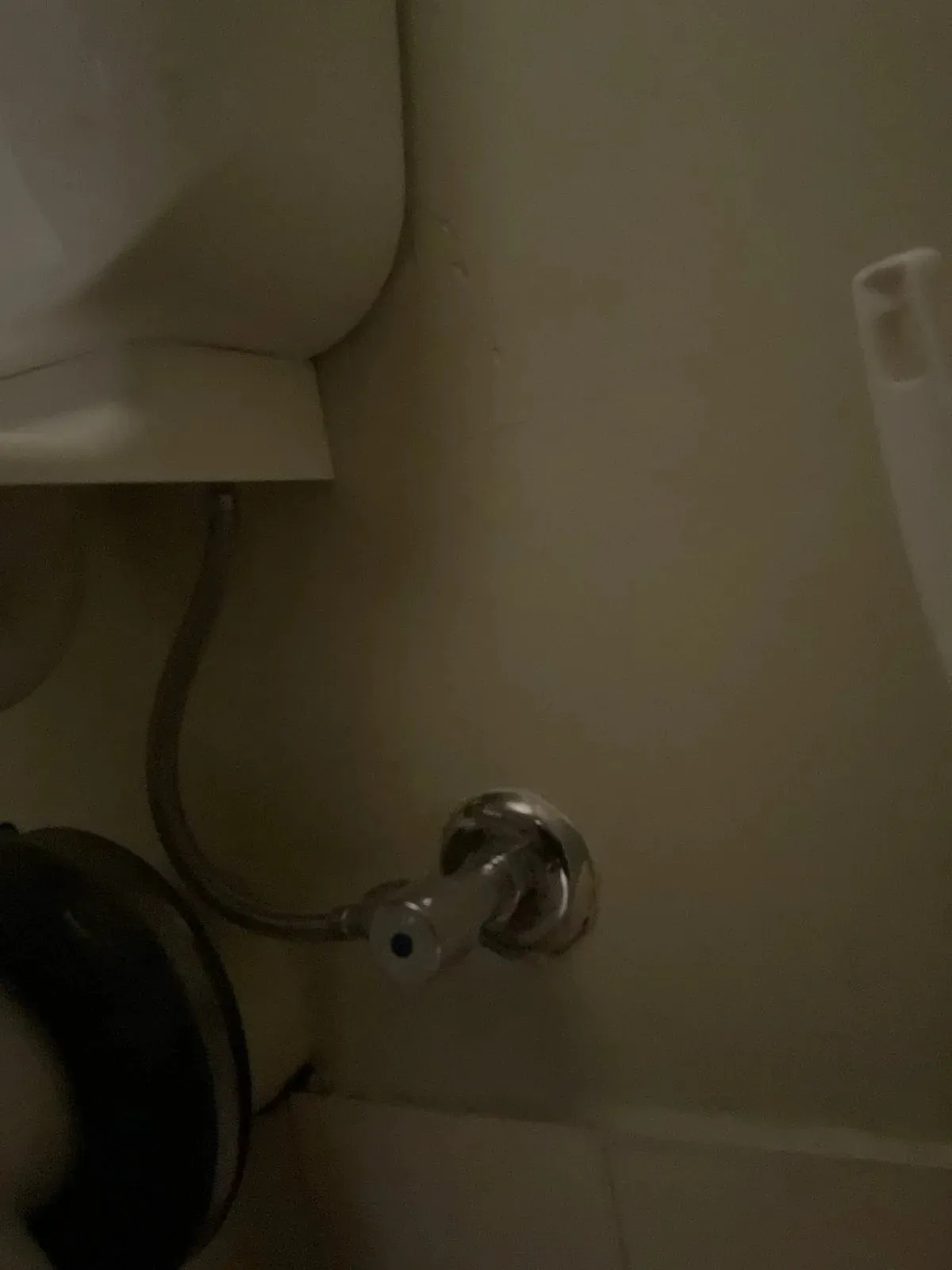 Toilet cistern connector and stop tap