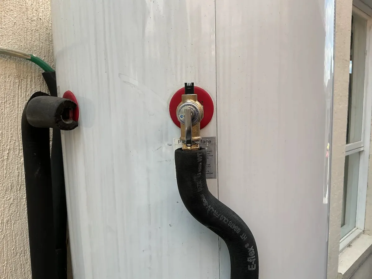 Valve on the heat pump tank