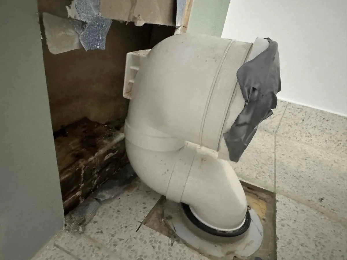 Toilet pan bend and flush pipe behind the wall