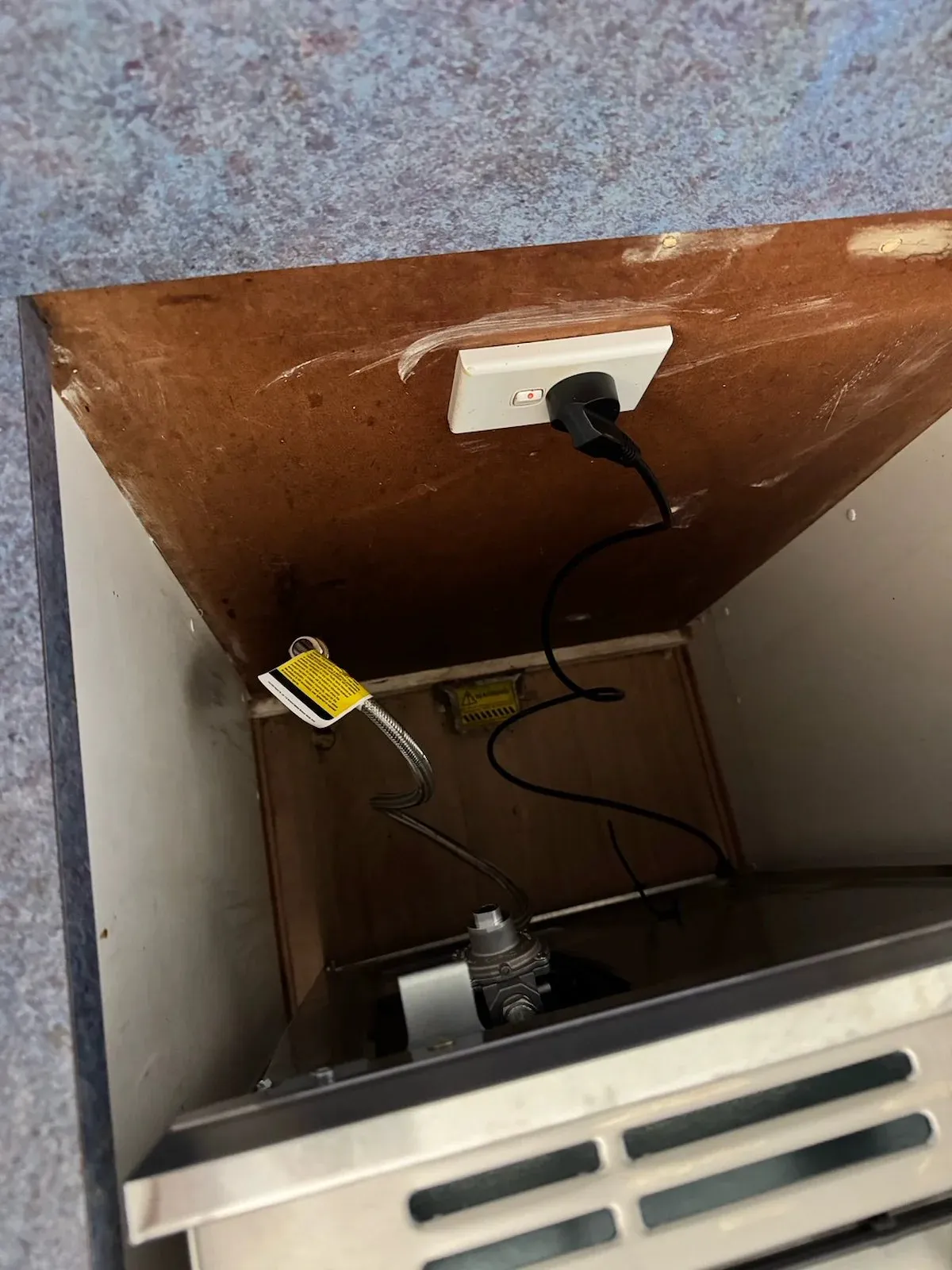 Gas connection behind the freestanding oven