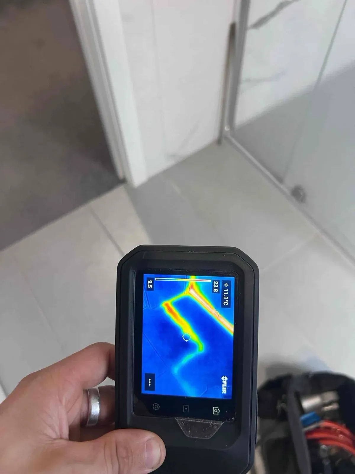 Thermal camera tracing moisture around the shower