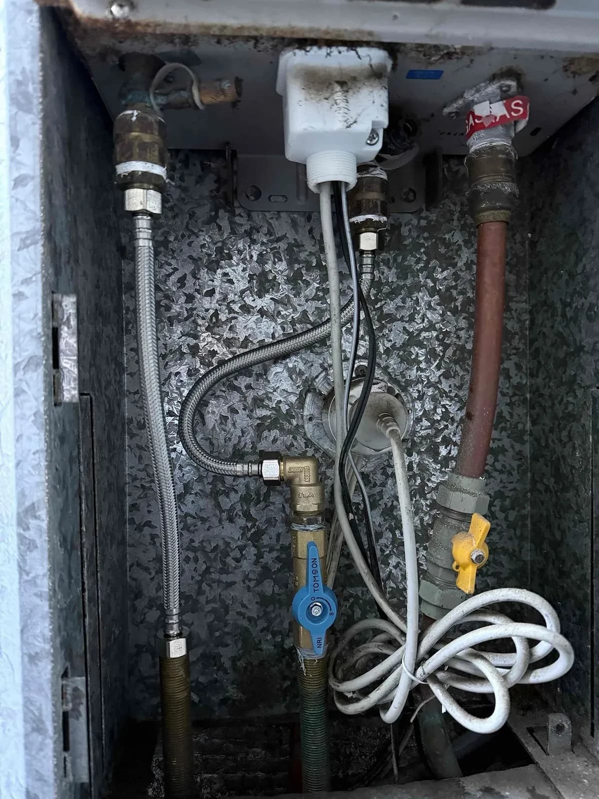 Gas continuous flow hot water unit connections