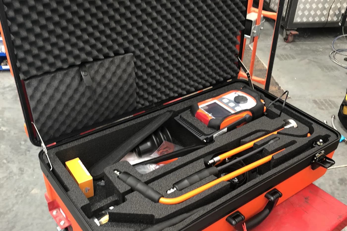 The Fix-It Right leak detection kit: acoustic listener, correlator, ground microphone and pressure gear